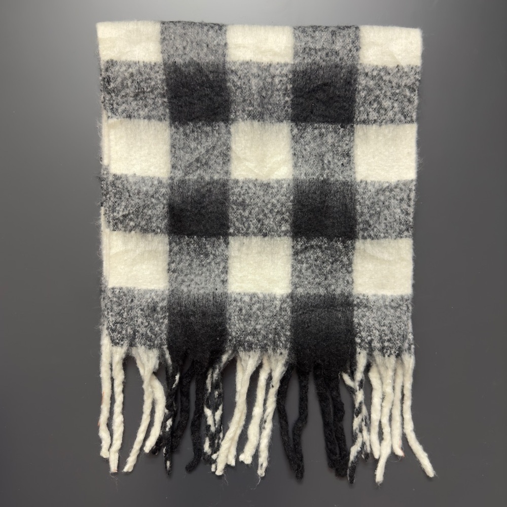 Tahari Black Ivory Plaid Blanket Scarf Soft‎ Heavy Warm Fringe Wrap Shawl